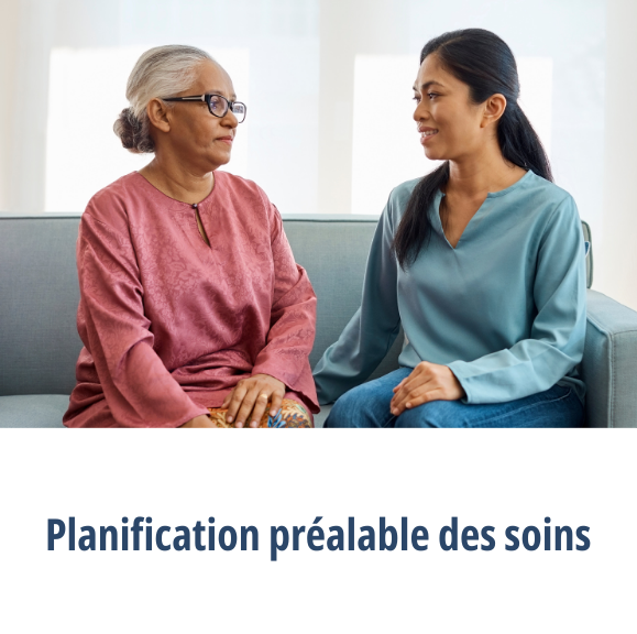 Un patient et un patient partenaire assis ensemble sur un canapé et le bouton « planification des soins »